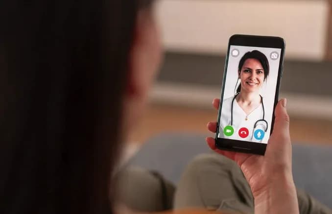 Pessoa em consulta médica por vídeo